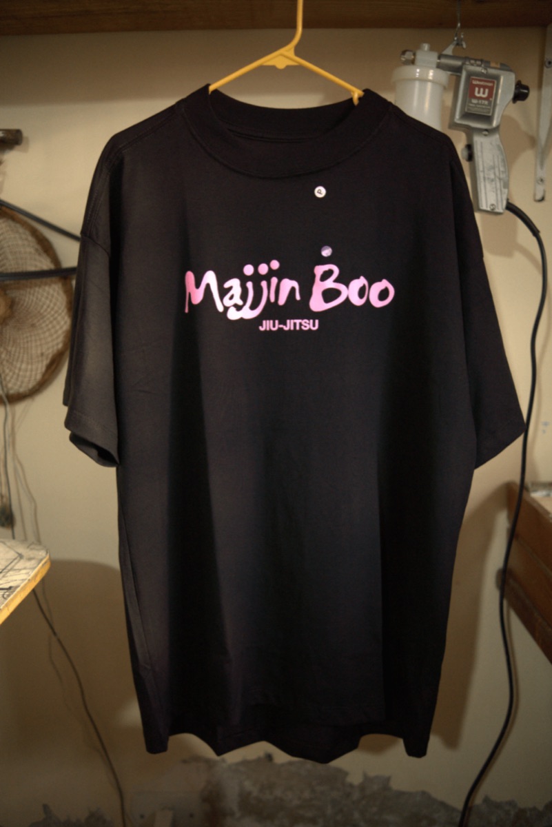 Camiseta preta com estampa Majin Boo Jiu-Jitsu em tinta rosa