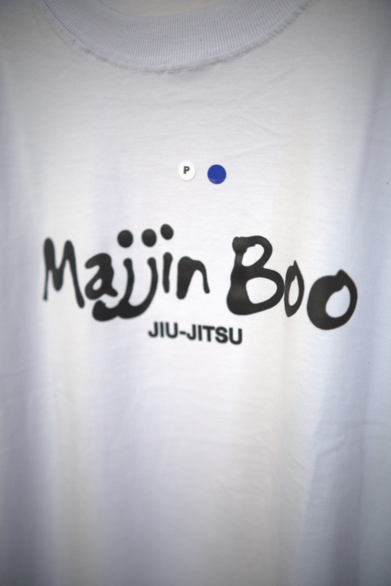 Close da estampa Majin Boo Jiu-Jitsu em camiseta branca