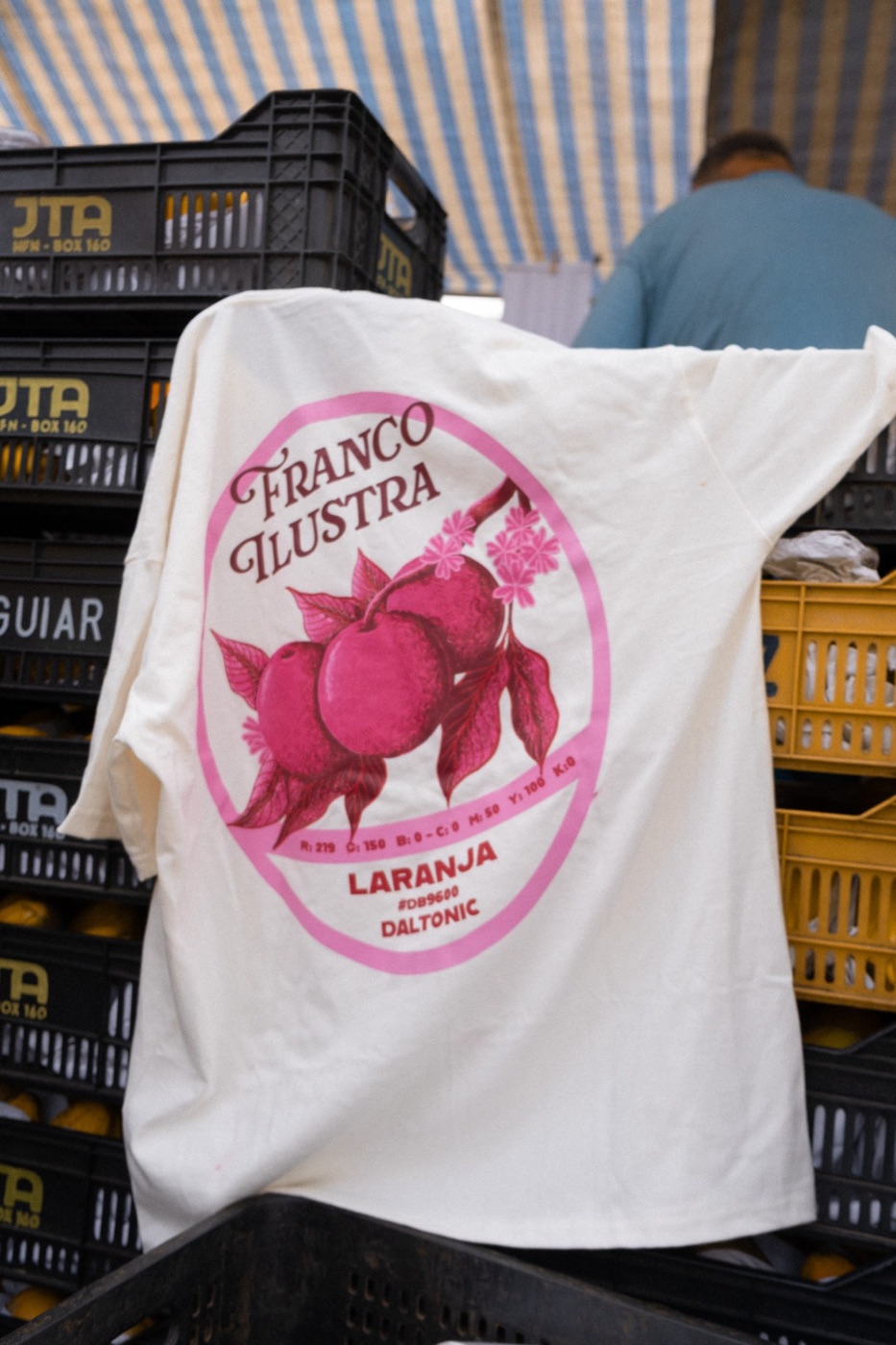 Camiseta off-white com estampa de laranjas em tinta rosa, da marca Franco Ilustra